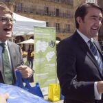 El consejero Juan Carlos Suárez-Quiñones y el alcalde de Salamanca, Alfonso Fernández Mañueco, entregan bolsas de reciclaje