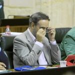 El consejero José Sánchez Maldonado, a la derecha, durante un Pleno en el Parlamento de Andalucía