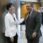 GRA523. VITORIA, 14/06/2017.- El ministro del Interior, Juan Ignacio Zoido, y la consejera vasca de Seguridad, Estefanía Beltrán de Heredia, momentos antes de celebrar la Junta de Seguridad hoy en Vitoria, en la que han abordado cuestiones vinculadas con el papel de la Ertzaintza en Europa y en el Centro de Inteligencia contra el Terrorismo y el Crimen Organizado (CITCO). EFE/David Aguilar
