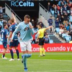 Iago Aspas besa el escudo, en un partido de esta temporada frente al Huesca