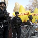 Agentes de la Policía de Nueva York en la puerta de los almacenes Macy's