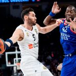 El escolta español del Real Madrid Rudy Fernández (i) pelea una posesión con el pívot estadounidense del Anadolu Efes Bryant Dunston