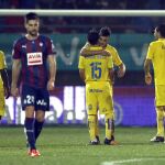 Los jugadores de la UD Las Palmas celebran su victoria a la finalización del encuentro