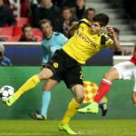 Franco Cervi (d) de Benfica ante Christian Pulisic (i) del Borussia Dortmund