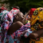 Una madre abraza a su hijas tras reencontrarse