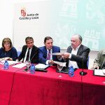 El consejero de Sanidad, Antonio María Sáez Aguado, suscribe el pacto con los representantes sindicales
