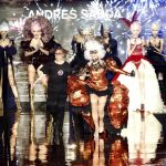 Nuria Sardá,iz, hija del diseñador Andrés Sarda, junto a la actriz Victoria Abril,c., tras el desfile de las creaciones de Andrés Sardá