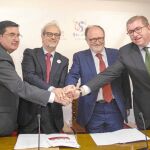 Juan Luis Feltrero, Daniel Hernández Ruipérez, Marino Esteban e Isidoro Alanís durante la firma del convenio
