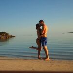 Un romántico beso a la orilla del mar