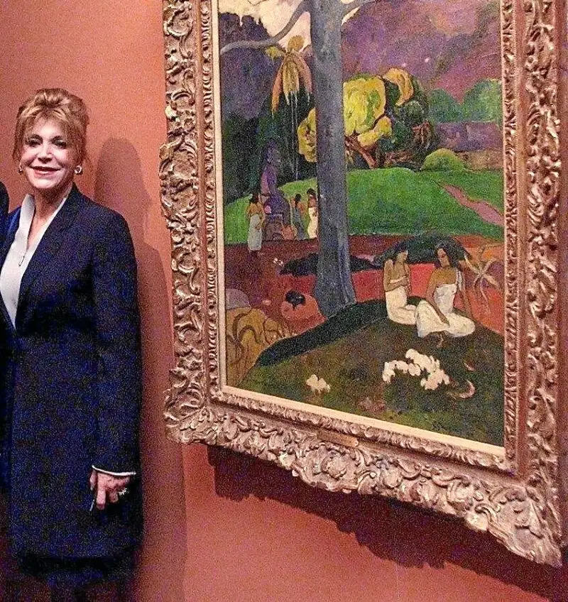 Carmen Thyssen junto a «Mata Múa», de Paul Gauguin, cuadro emblemático de su colección