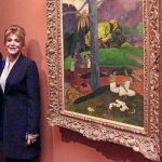 Carmen Thyssen junto a «Mata Múa», de Paul Gauguin, cuadro emblemático de su colección