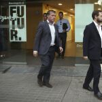 El fiscal de Anticorrupción José Grinda (d) tras el registro en 2019 de la sede de CDC en Barcelona