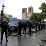 Las fuerzas policiales han desplegado un amplio perímetro de seguridad en torno a la explanada de Notre Dame