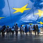 Un niño y su padre en la «marcha por Europa» organizada en Berlín