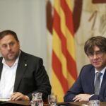 El presidente de la Generalitat, Carles Puigdemont, y su vicepresidente, Oriol Junqueras