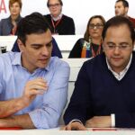 El secretario general del PSOE, Pedro Sánchez (i) y el secretario de Organización, César Luena