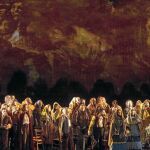 Una de las espectaculares escenas de &laquo;Il Trovatore&raquo; con los cuadros de Goya al fondo