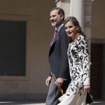 Los Reyes a su llegada ayer al Paraninfo de la Universidad de Alcalá de Henares donde presidieron la solemne ceremonia de entrega del Premio Cervantes.