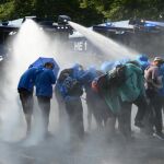 La policía recurrió de nuevo a los cañones de agua para dispersar a los manifestantes.
