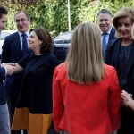 La vicepresidenta del Gobierno, Soraya Sáenz de Santamaría (2i), y la ministra de Empleo, Fátima Báñez (2d), saludan a varios compañeros de partido a su llegada hoy a la reunión de la junta directiva del PP Vasco para explicar los acuerdos alcanzados con el PNV en materia presupuestaria
