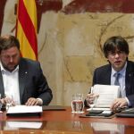 El presidente de la Generalitat, Carles Puigdemont (d), junto a su vicepresidente y conseller de Economía, Oriol Junqueras