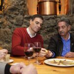 Pedro Sánchez degusta anchoas con el presidente de Cantabria, Miguel Ángel Revilla