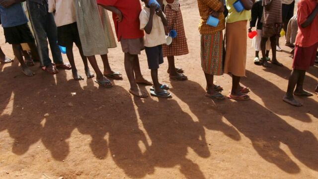 Huérfanos del sida esperan su comida en el patio del orfanato del Espíritu Santo en Golomolo, Uganda,
