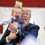 Trump muestra a un niño al que ha alzado de entre sus seguidores en un acto en Nueva Orleans