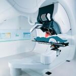Es un tipo de radioterapia avanzada que utiliza un haz de protones para aplicar radiación directamente al tumor