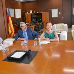 El conseller de Economía, Rafael Climent, ayer durante su reunión con el director de Relaciones Externas de Consum, Javier Quiles,