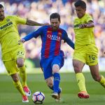 El delantero argentino del FC Barcelona Lionel Andrés Messi con el balón ante los jugadores del Villareal, el italiano RobertoSoriano y Rodrigo Hernández Cascante