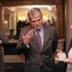 Íñigo Méndez de Vigo, Alfonso Dastis y Ana Pastor conversan durante un desayuno informativo organizado por «Cinco Días», ayer en Madrid