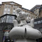 La escultura de un pitufo más grande del mundo, de cinco metros y nueve toneladas, ubicada en la entrada del Museo de Figuritas Originales (MOOF), en Bruselas