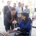 Puig volvió ayer a visitar a la discapacitada encadenada en el Palau