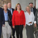 La presidenta Ángeles Armisén junto a los alcaldes de la capital y los municipios, antes de presentar las nuevas líneas de autobús