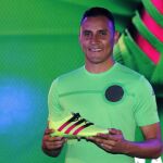 El portero costarricense del Real Madrid Keylor Navas posa durante la presentación de sus botas, en un acto celebrado hoy en el Museo del Ferrocarril, en Madrid