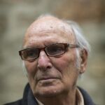 Saura pinta, retoca fotografías y prepara su nueva novela