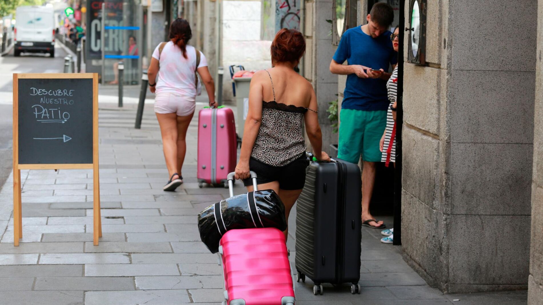 La presidenta de Hostetur, Soledad Díaz, avanzó ayer que en la Región hay entre 60.000 y 70.000 alojamientos turísticos ilegales, lo que provoca que sus inquilinos estén «fuera del control» de la Administración