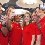 Los chicos del hockey hierba se hacen un «selfie» con Doña Letizia