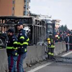 Los servicios de emergencia italianos junto al autobús calcinado