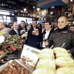 El presidente del PP y del Gobierno en funciones, Mariano Rajoy (c), junto al alcalde de Salamanca, Alfonso Fernández Mañueco (3d), durante un paseo hoy por la ciudad castellanoleonesa