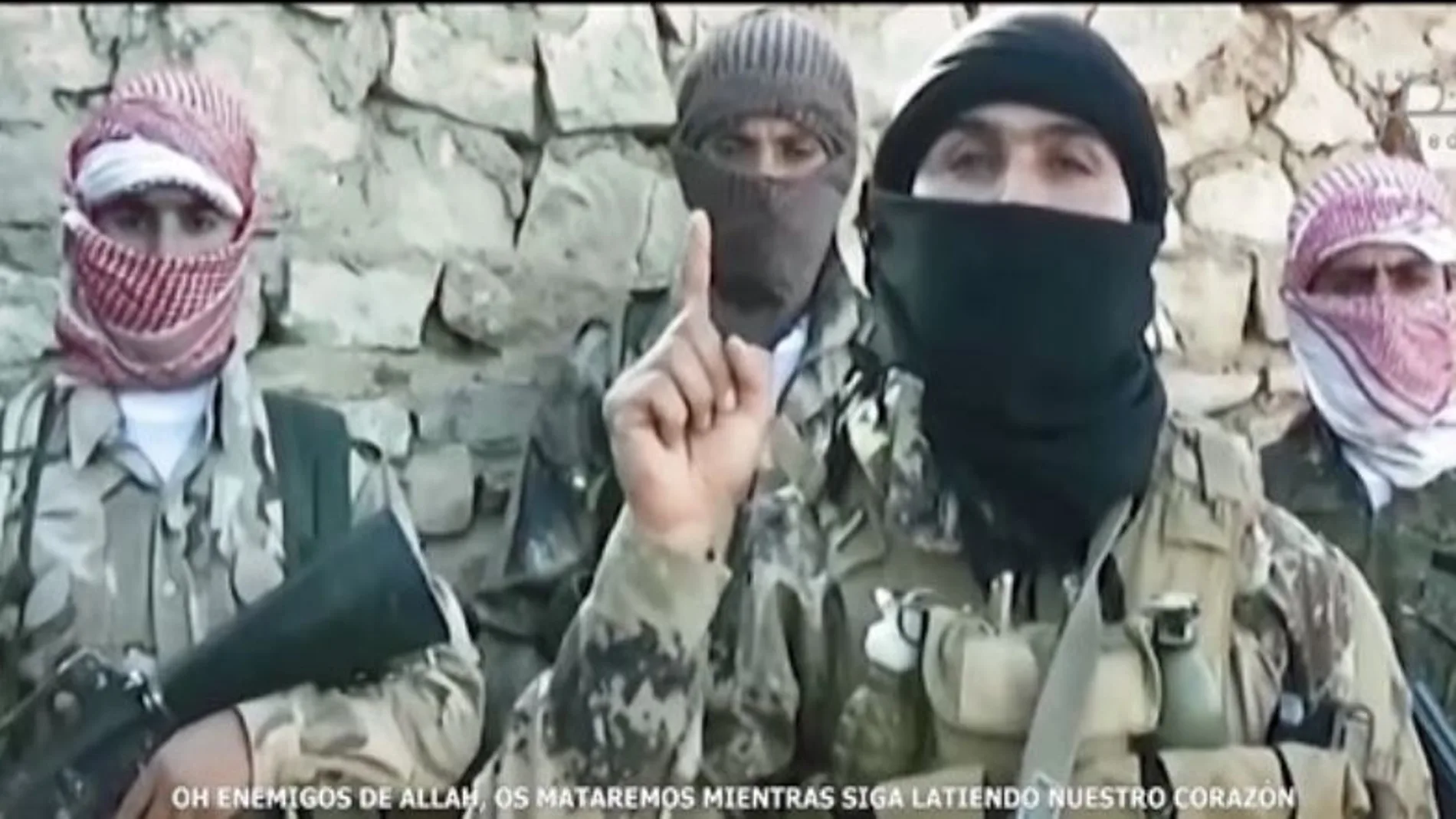 En la imagen se puede leer: “Oh, enemigos de Alláh, os mataremos mientras siga latiendo nuestro corazón”