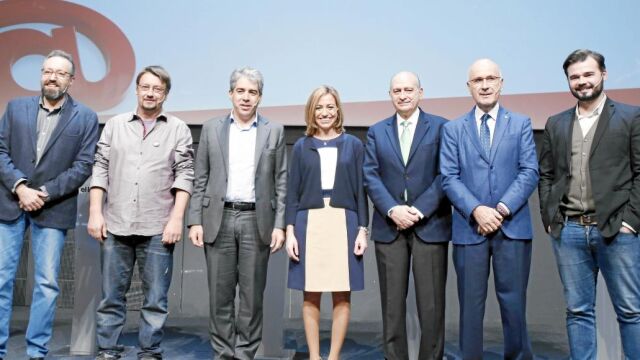 Trajes, corbatas, tejanos, tacones y bambas visten el nuevo panorama político donde confluye vieja y nueva política