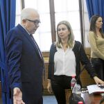 El consejero de Empleo, José Sánchez Maldonado, junto a la diputada del PP-A Teresa Ruiz-Sillero, ayer, en el Parlamento