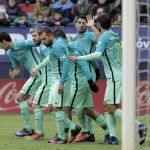 Luis Suárez (2d), celebra con sus compañeros el gol conseguido ante Osasuna, el primero del partido.