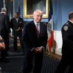 El jefe de la policía de Nueva York, Bill Bratton, a su llegada a la reuda de prensa en la que anuncia su retirada