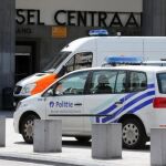 Policía de Bruselas en la estación central de Bruselas en otra alerta terrorista.