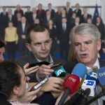 El ministro español de Asuntos Exteriores y Cooperación, Alfonso Dastis (c), ayer, en Bruselas