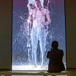 Obra 'Inverted Birth' del videoartista norteamericano Bill Viola