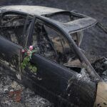 Un rosa en el coche en el que una mujer murió calcinada